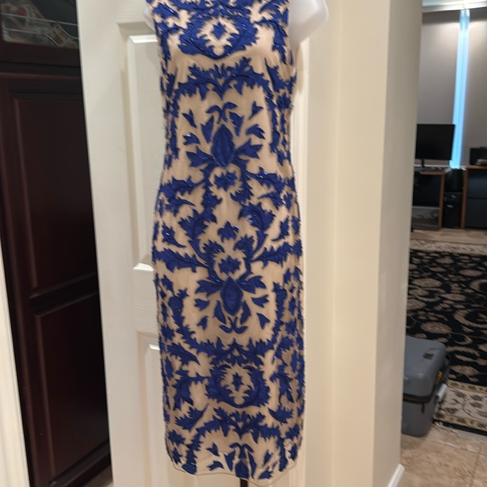 Alice and Olivia fully lined and embroidered back and front. Size 6 midi.